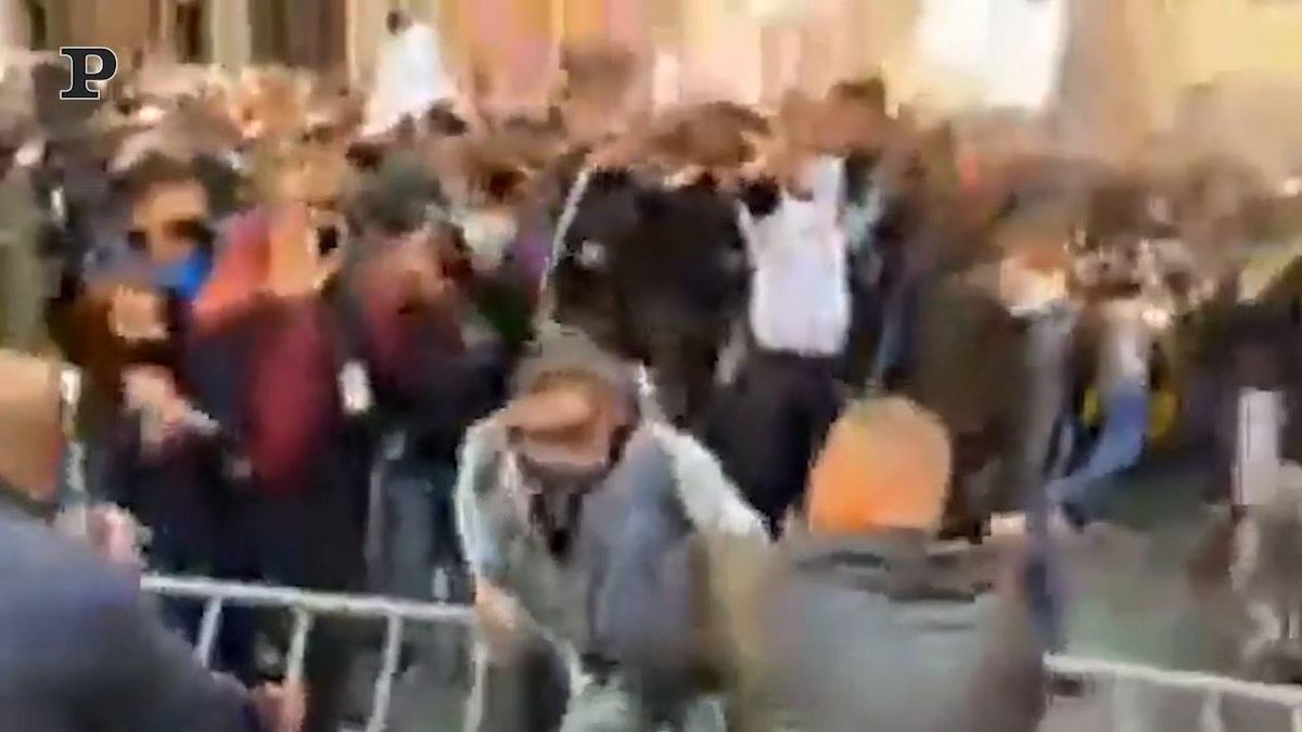 Roma, scontri tra polizia e ristoratori in piazza Montecitorio | video
