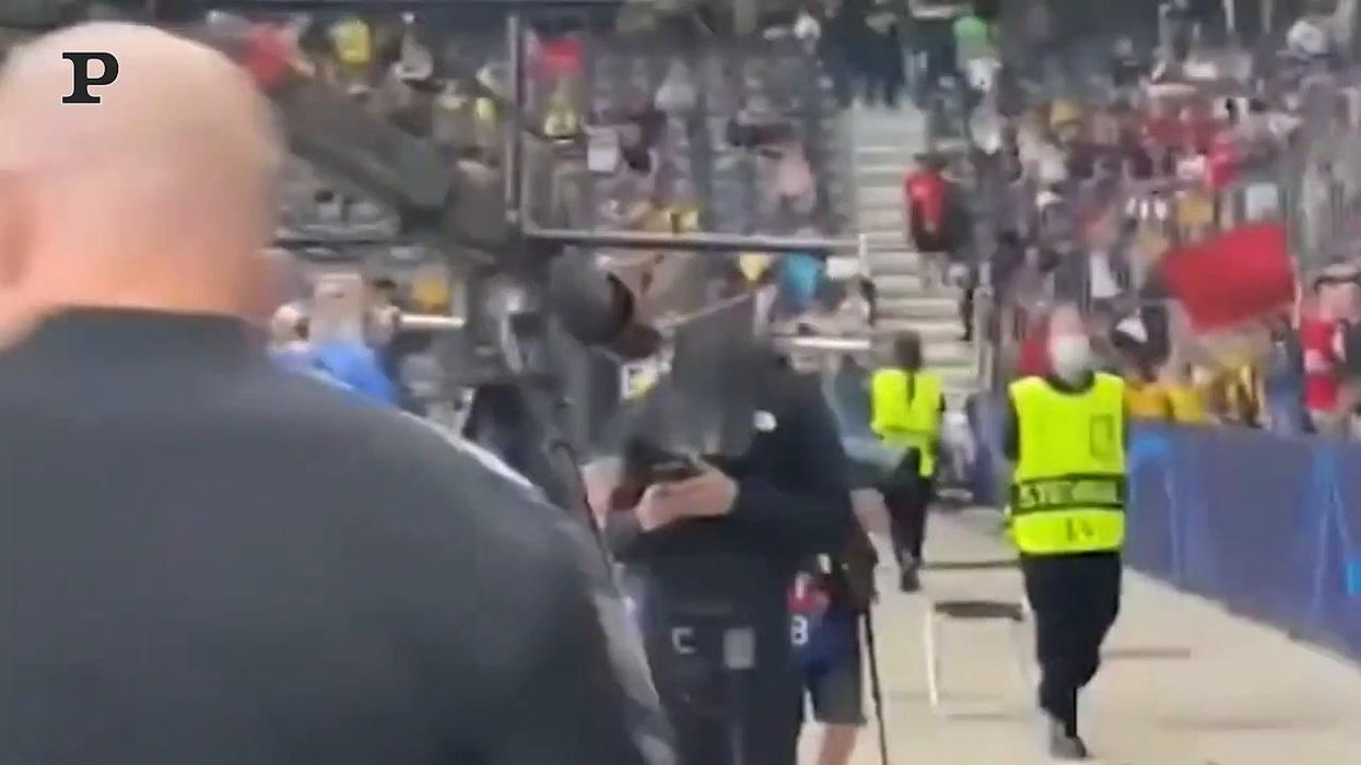 Ronaldo soccorre una steward dopo una pallonata | Video
