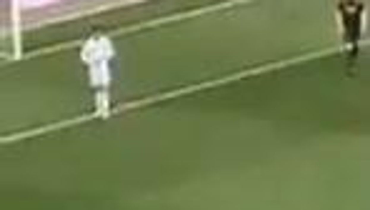 Ronaldo getta a terra la maglia della Juventus (o la lancia a un raccattapalle)