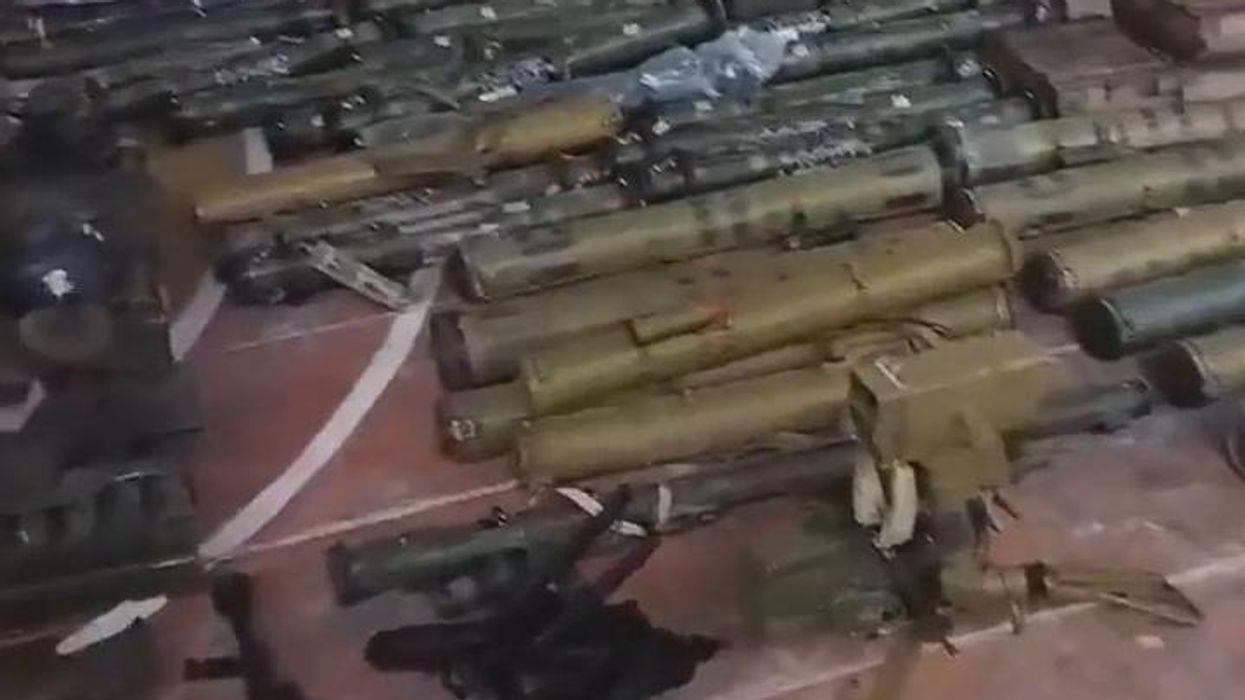 I russi abbandonano nella ritirata un deposito di munizioni | video