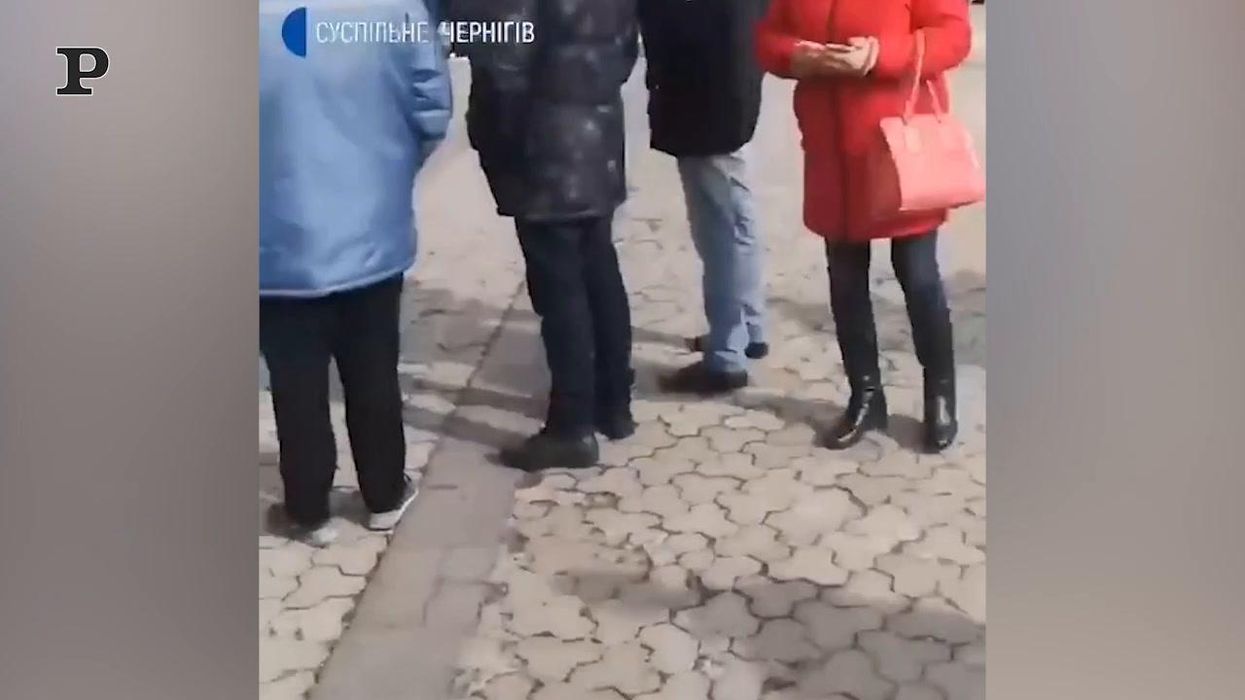 Russi lanciano granate contro i manifestanti | Video