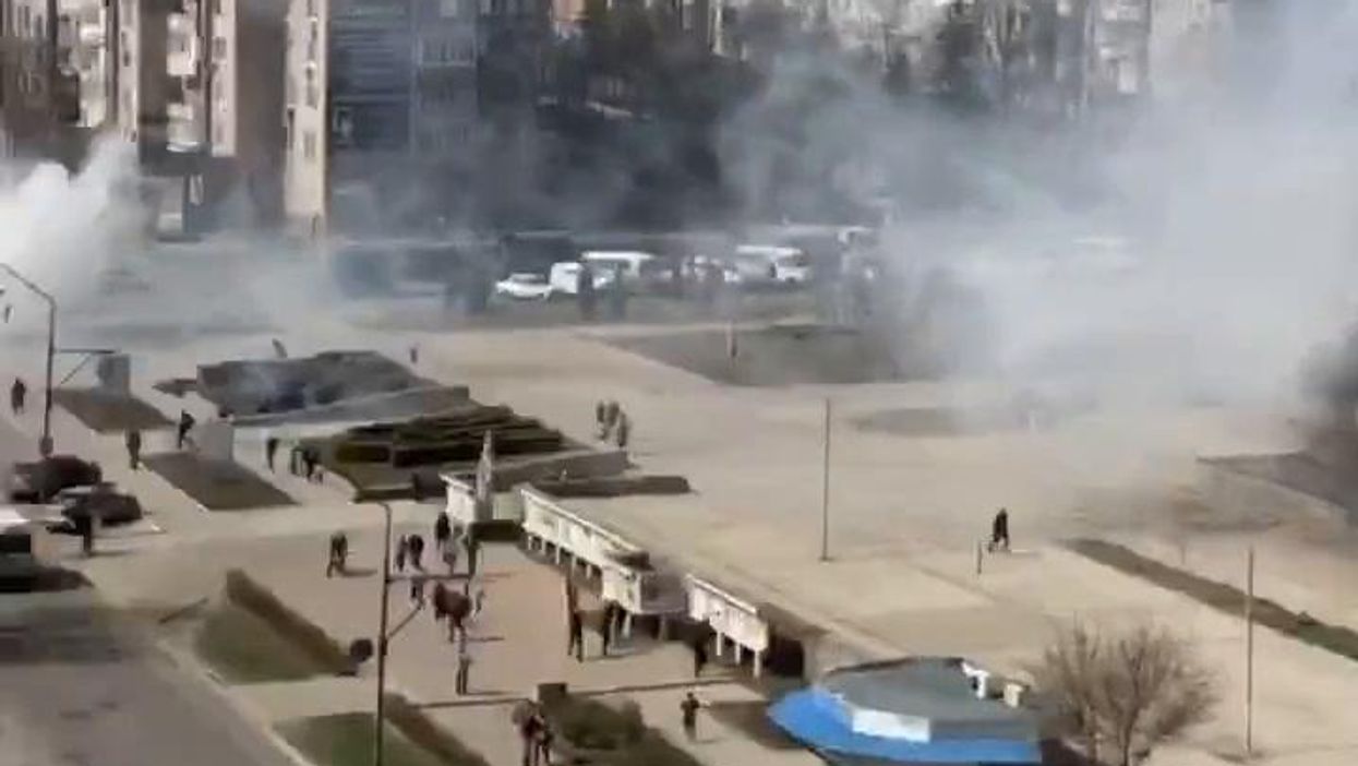 I russi sparano contro la gente ad Enerhodar | video