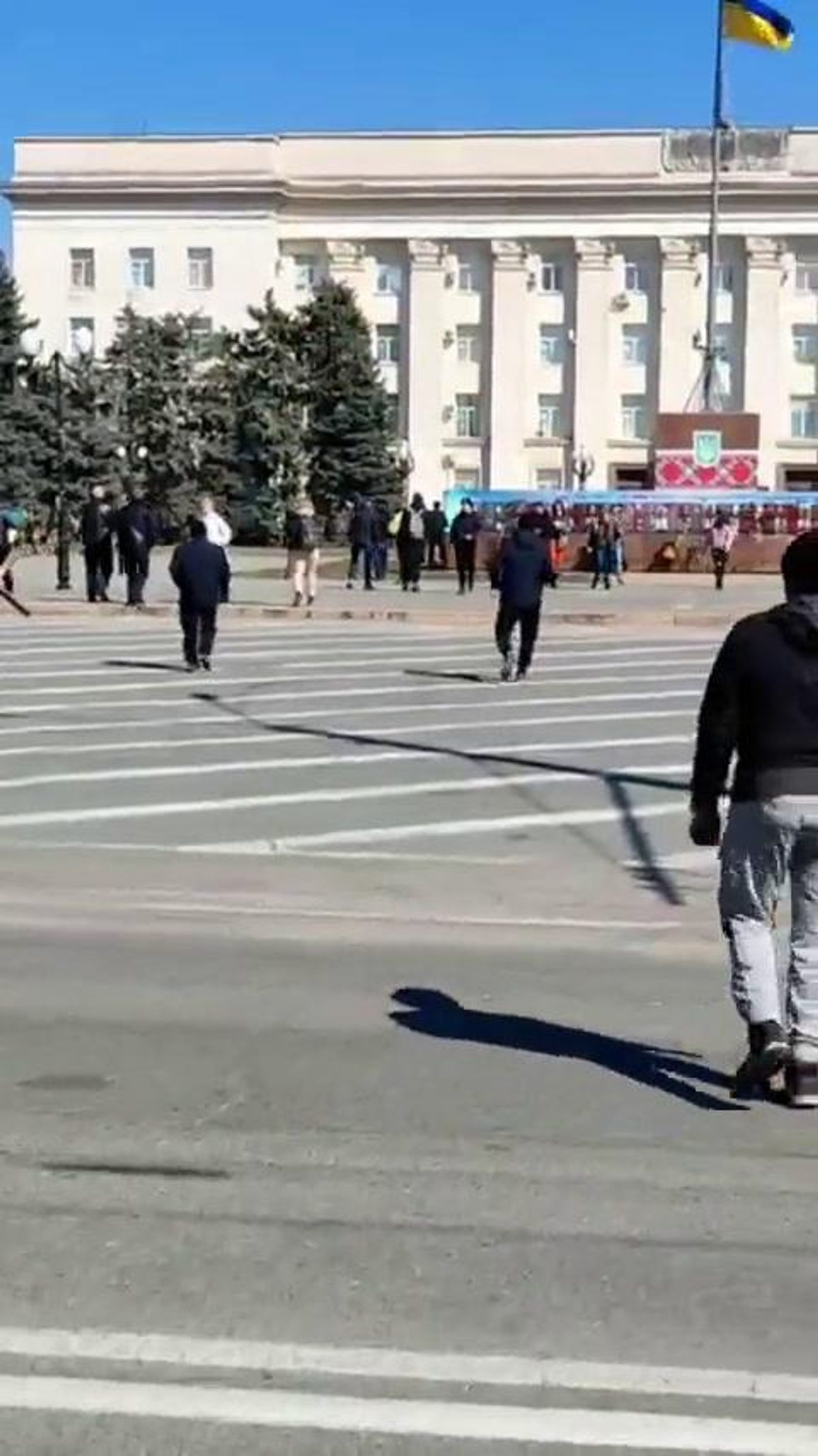 Kherson, soldati russi sparano contro i manifestanti | video