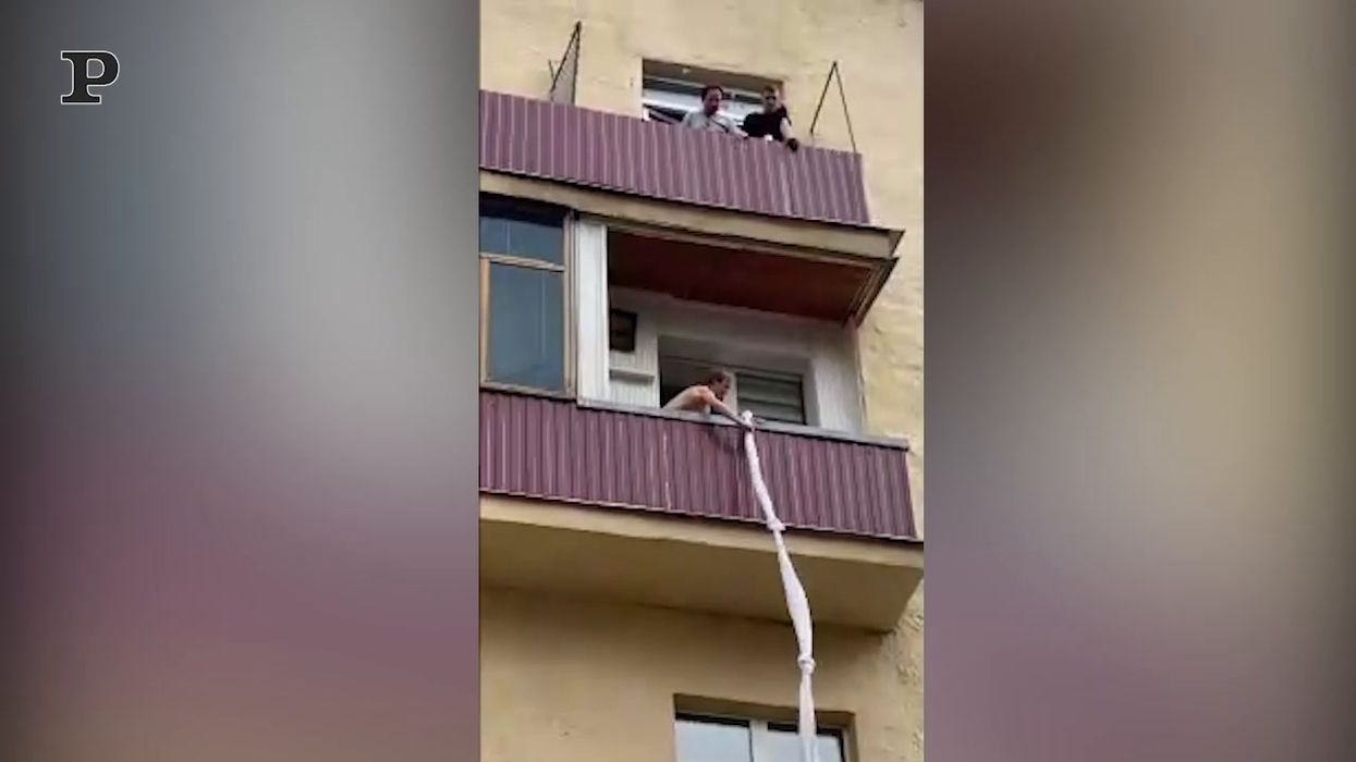 Russia, amante scoperto scappa nudo dal balcone | video