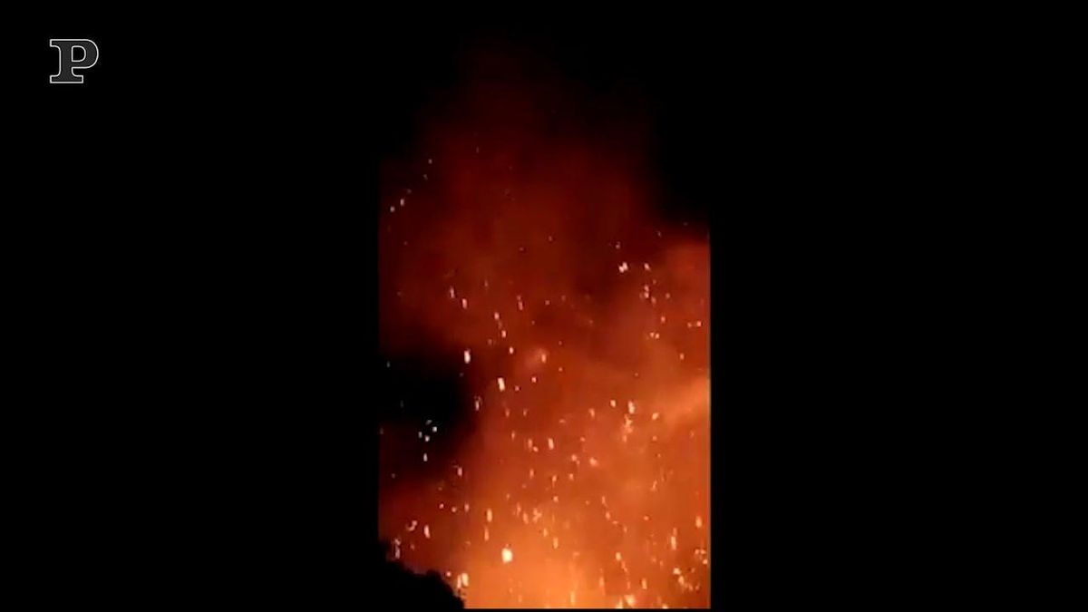 La spettacolare eruzione del vulcano in Kamchatka | video
