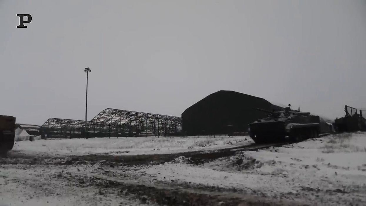Russia, le immagini della nuova esercitazione militare al confine con l'Ucraina | Video