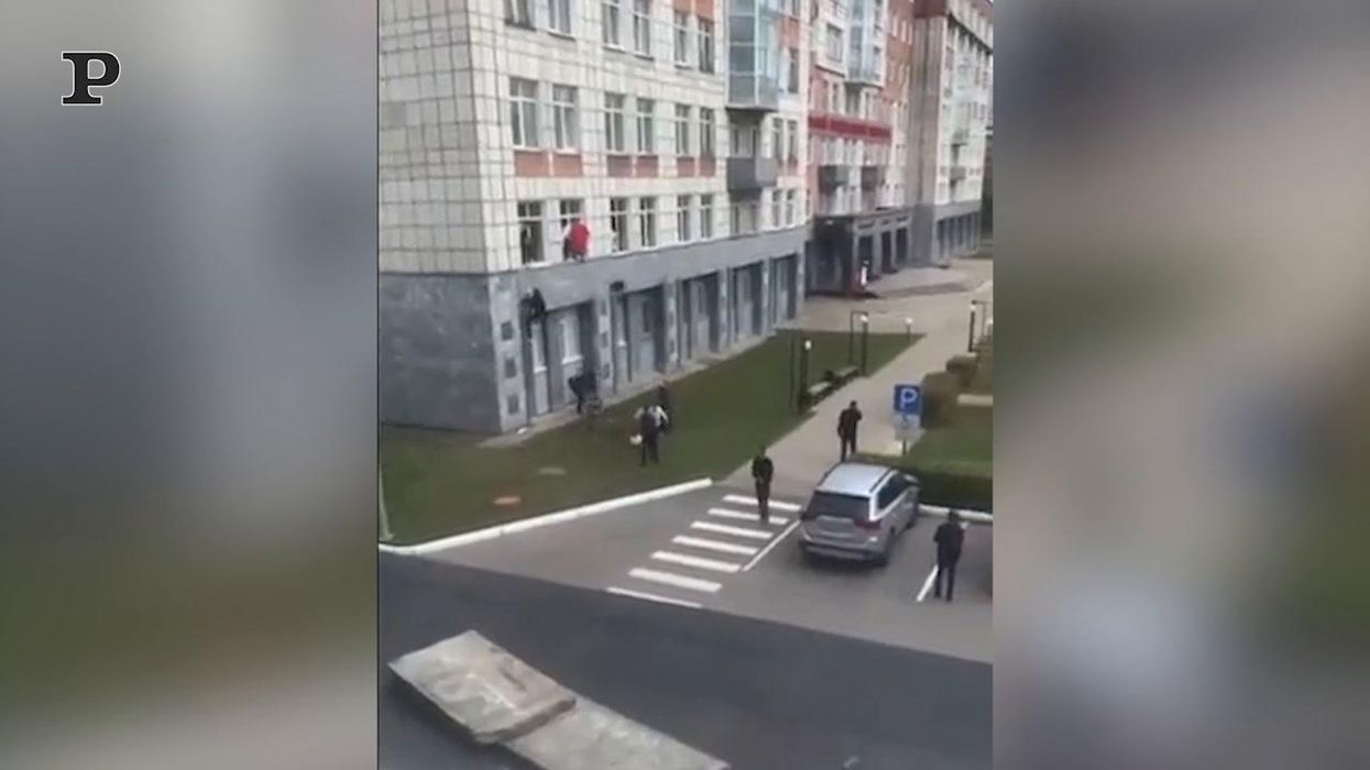 Russia, sparatoria all'università di Perm: gli studenti fuggono dalla finestra, 5 morti | video