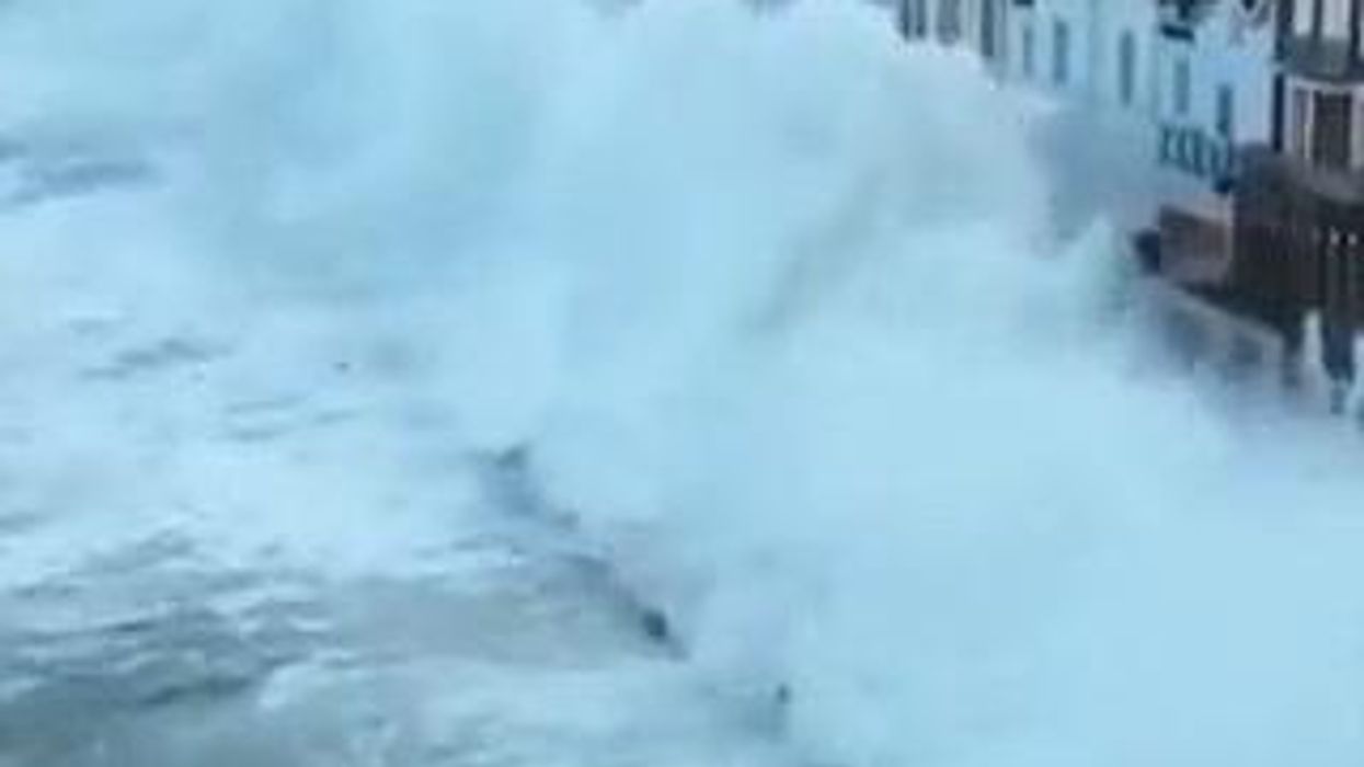 Saint-Malo, onde gigantesche colpiscono le case sul mare I video