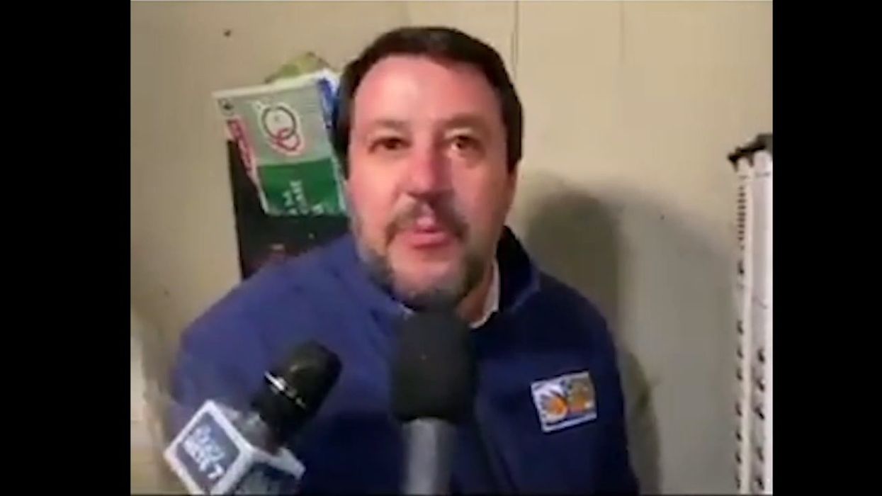 Salvini citofona ad un tunisino: «È vero che spaccia?»
