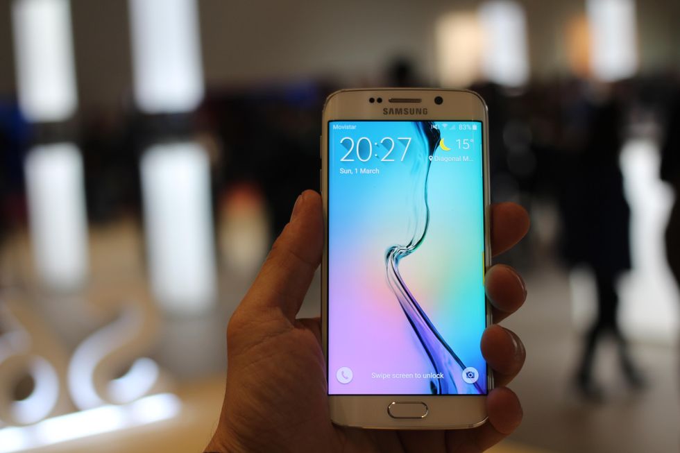 Galaxy S6 Edge: a Samsung costa 270 euro, tu lo paghi 1000