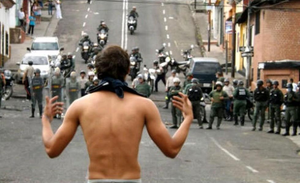 Caracas, Maduro festeggia il carnevale con i morti per le strade