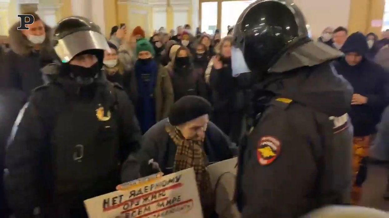 San Pietroburgo, arrestata anziana che manifestava contro la guerra | Video