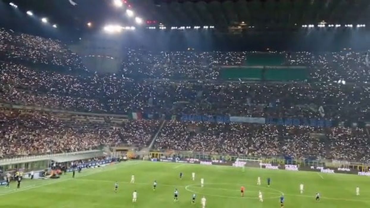 San Siro, migliaia di luci per spingere l'Inter a Istanbul I video