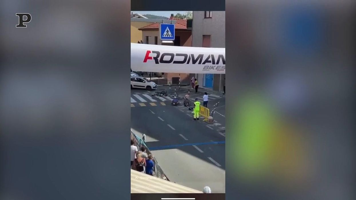 Savona, auto travolge 5 ciclisti durante una gara | video