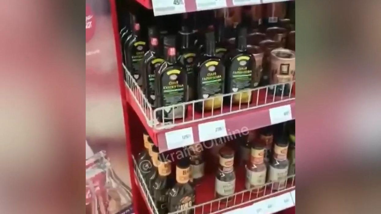 Scaffali vuoti nei supermercati in Ucraina | Video