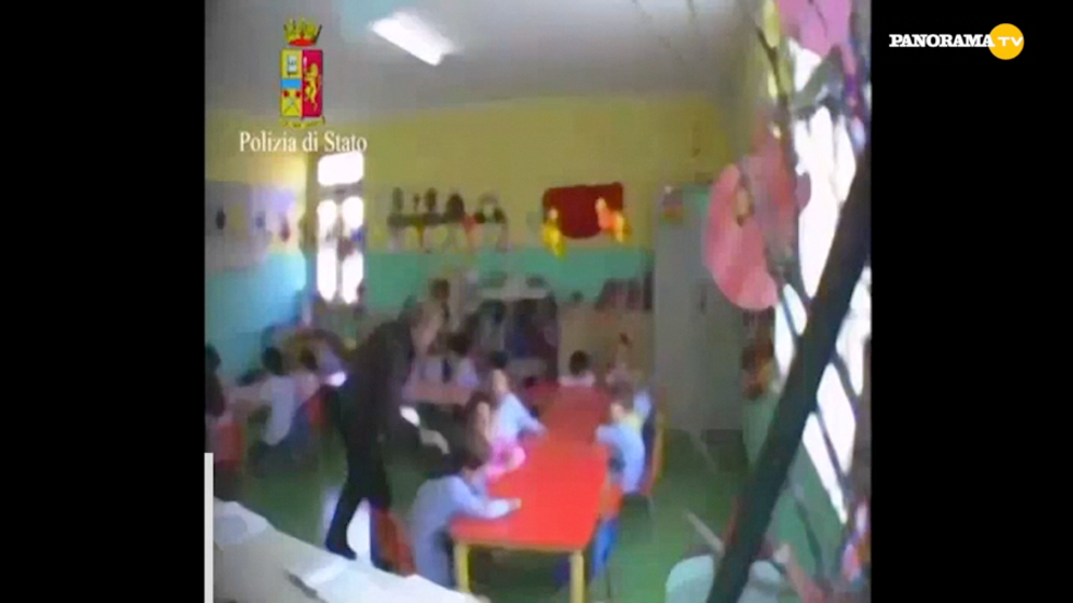 schiaffi bambini scuola materna crotone maestra video