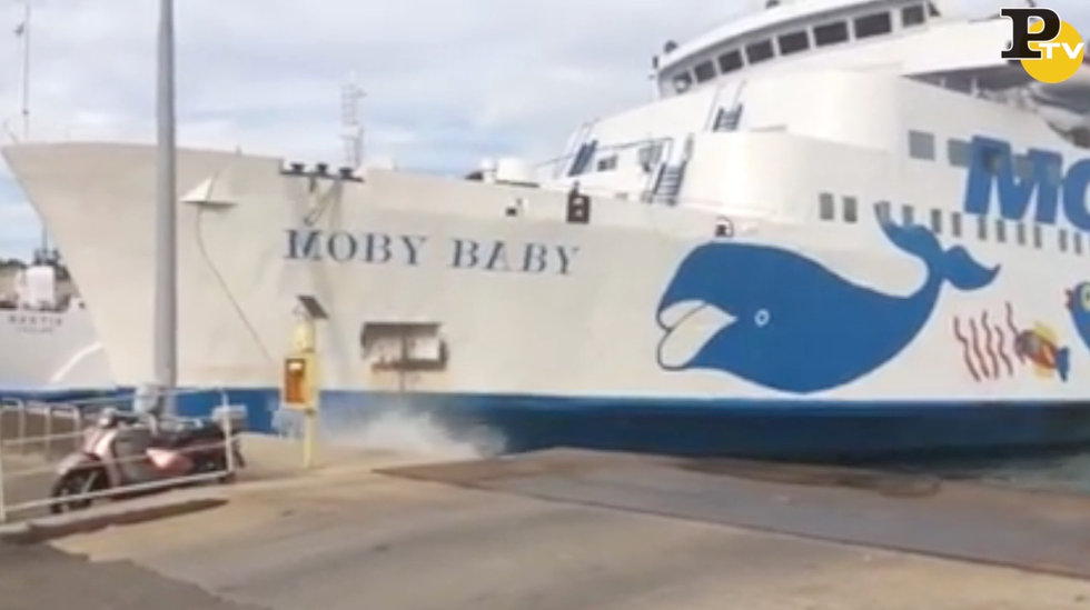 schianto traghetto moby baby banchina porto ferraio
