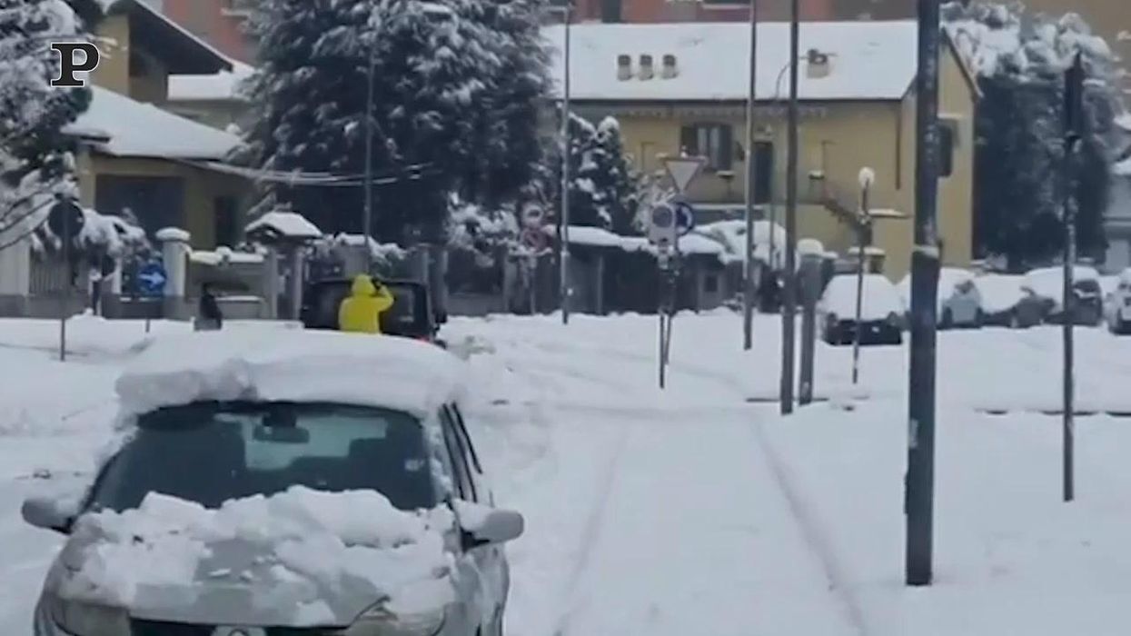 Neve a Milano, scia per strada trainato da un fuoristrada | video