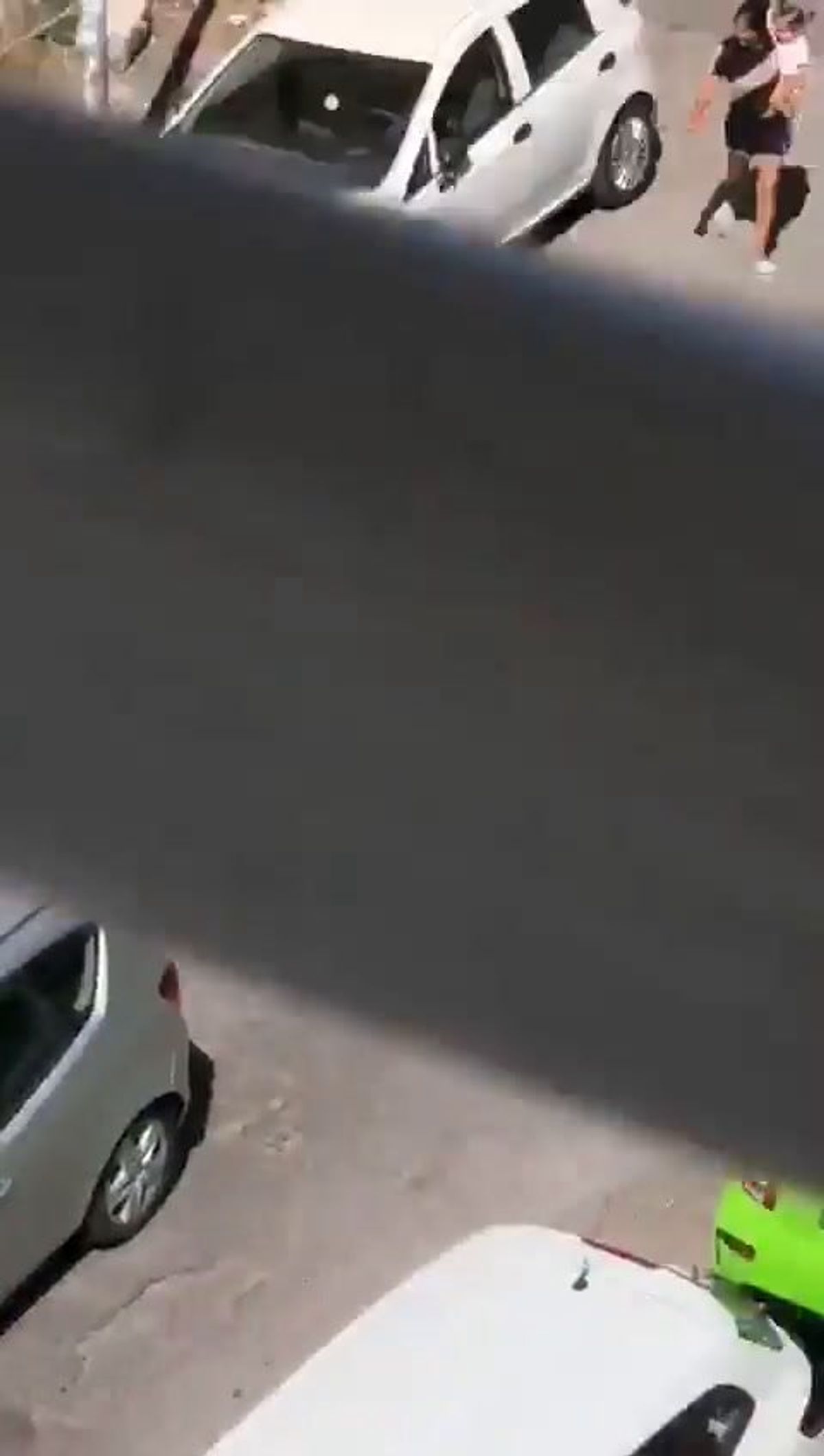 Scippatore bloccato e picchiato dai passanti a Roma | video