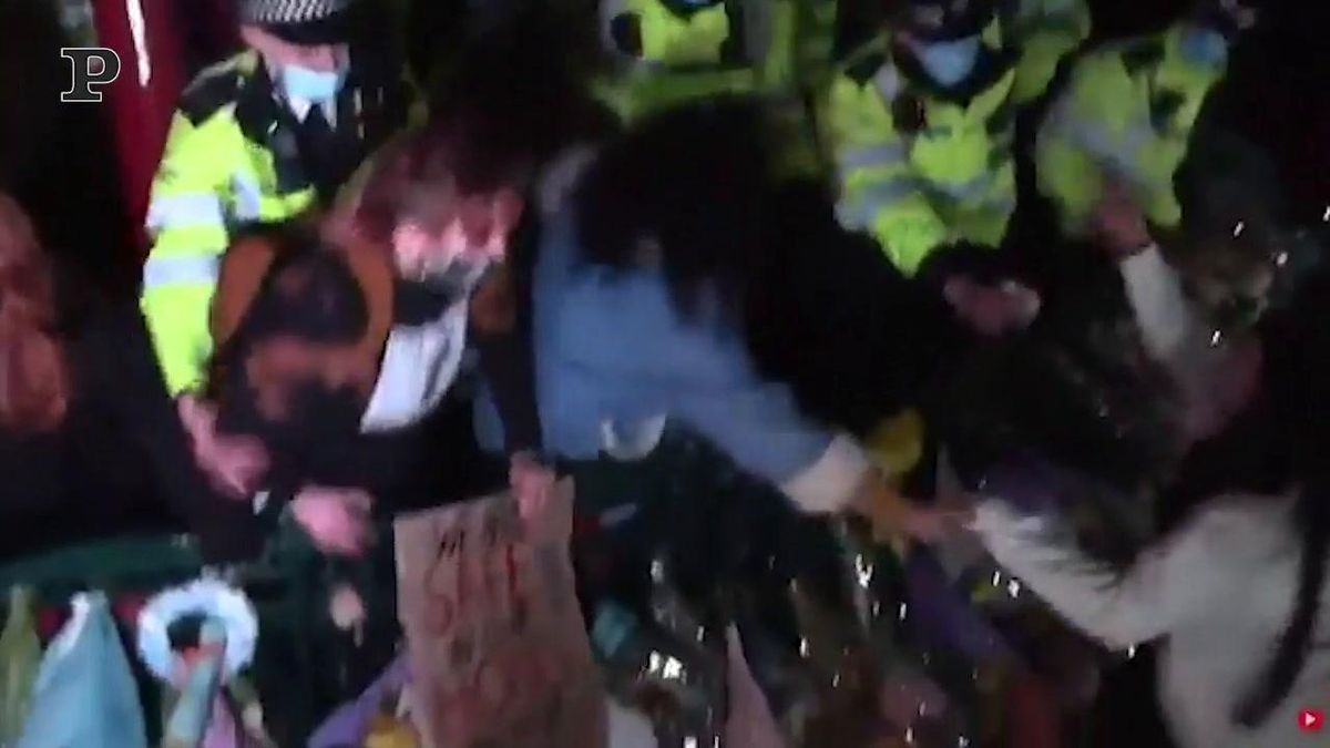 Londra, scontri con la polizia alla veglia per Sarah Everard | video