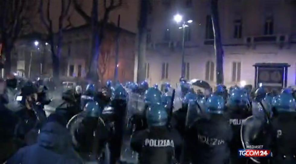 scontri Polizia antifascisti manifestazione Torino CasaPound video