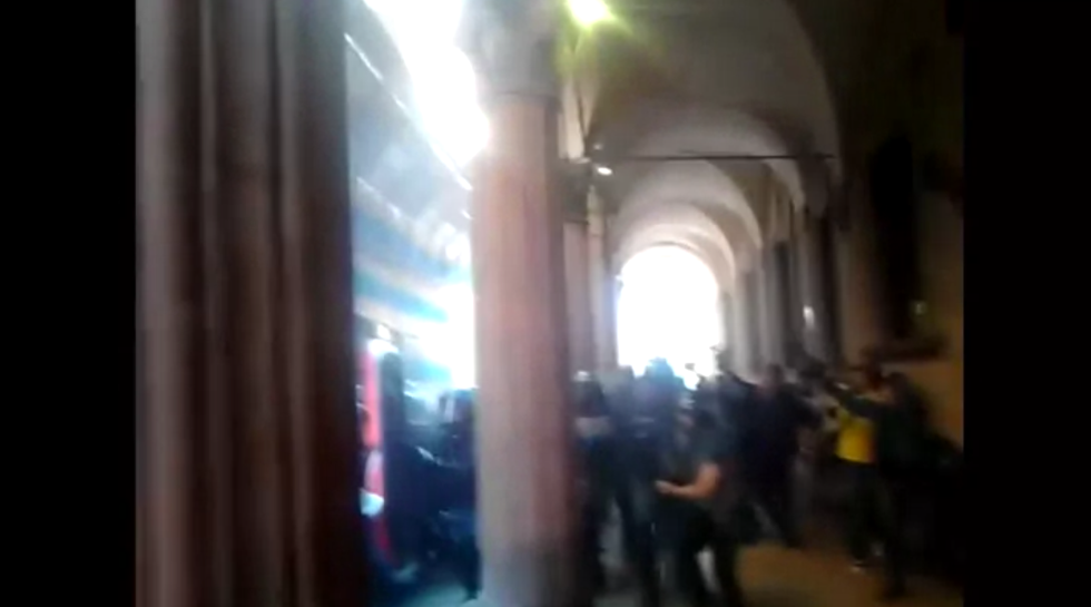 Scontri polizia manifestanti no salvini bologna carica polizia