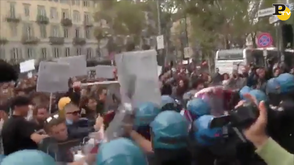 scontri polizia manifestanti torino carica video