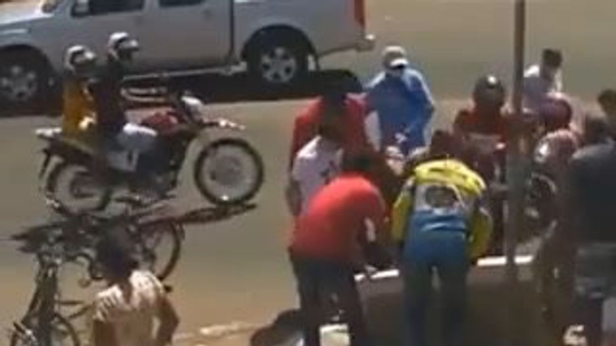 Motociclista si scontra, sbalza sulla strada e finisce dentro un tombino | video