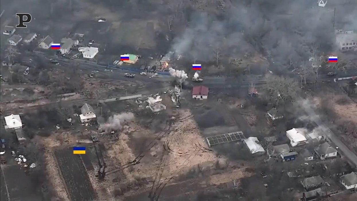 Scontro tra carri armati russi e soldati ucraini: le immagini dal drone | Video