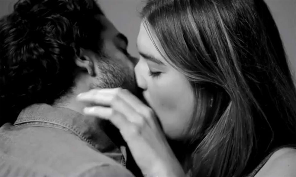 First Kiss, il primo (bellissimo) bacio tra sconosciuti - Video