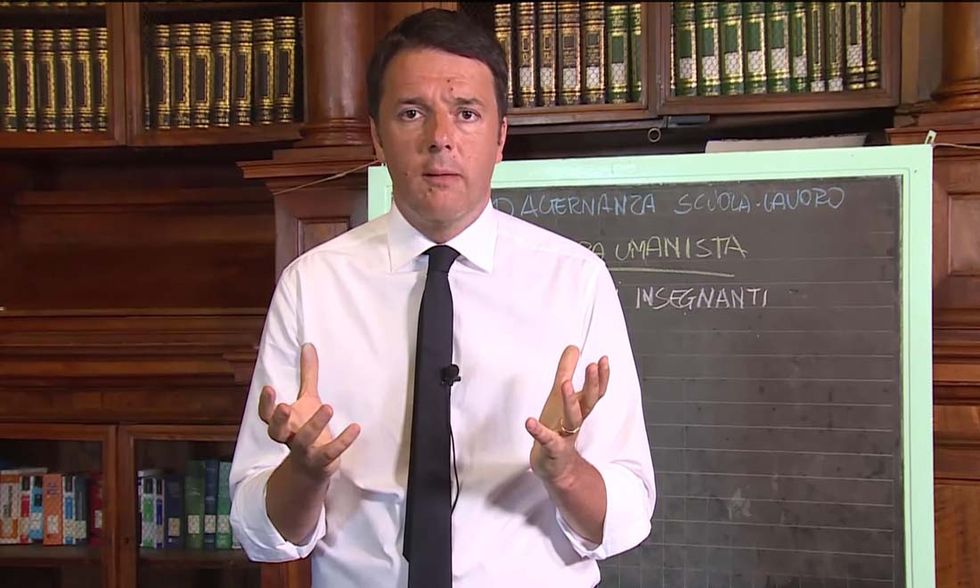 Scuola: Renzi spiega riforma con lavagna e gessetto