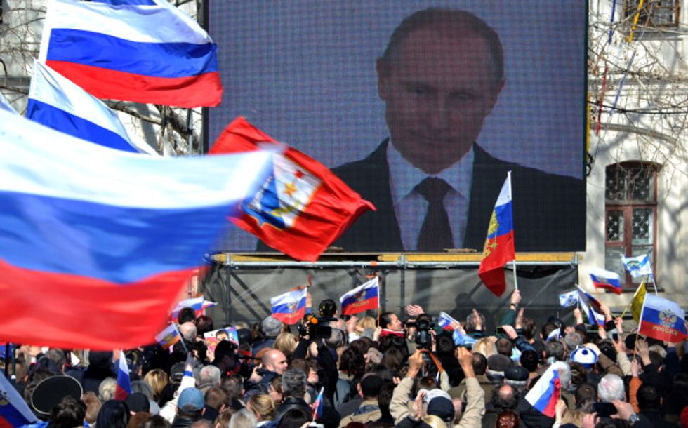 Putin-show a Mosca, mentre Usa e Ue annaspano