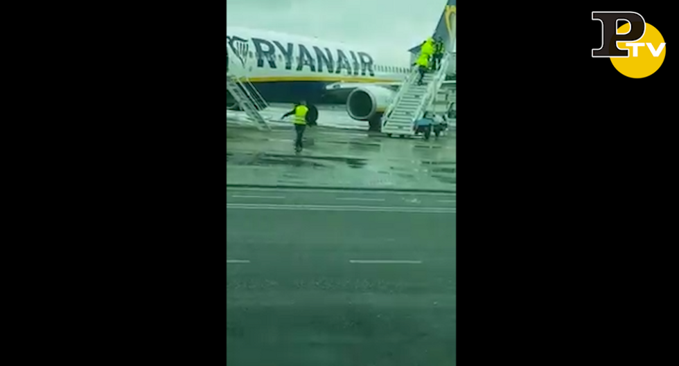 Secchi di acqua su aereo video