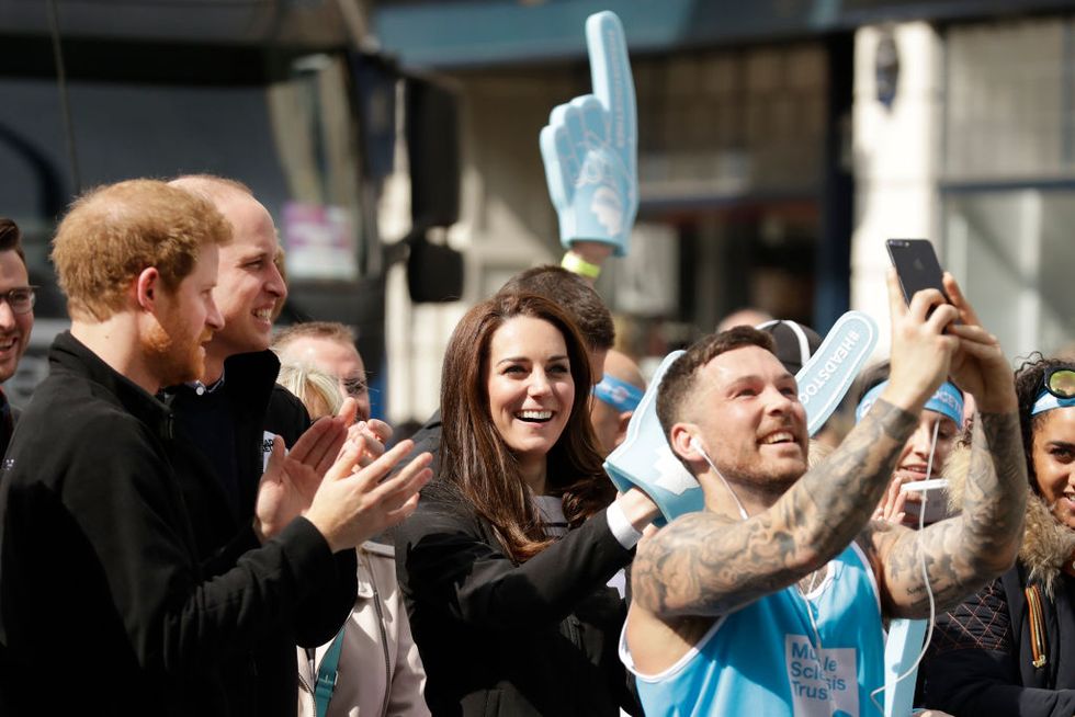 Perché la Corona inglese ammette i selfie, ma non gli autografi