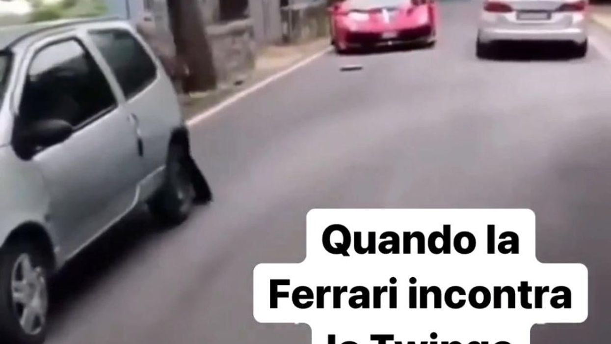 Quando una Ferrari si scontra davvero con una Twingo. Atro che Shakira e Piqué