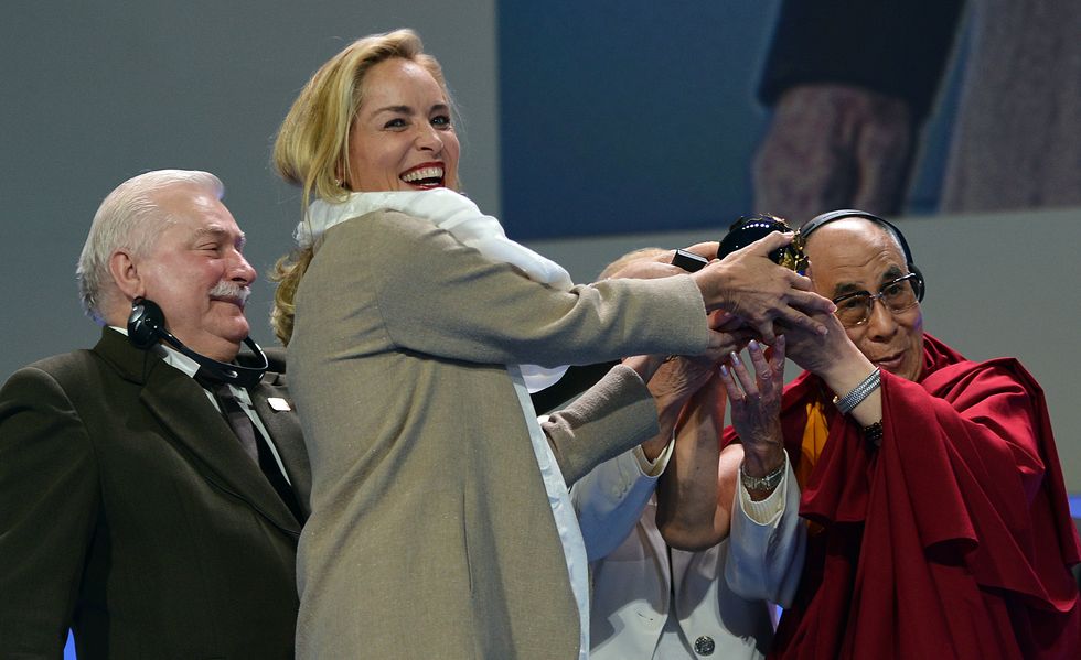 Sharon Stone riceve il premio per la pace dal Dalai Lama