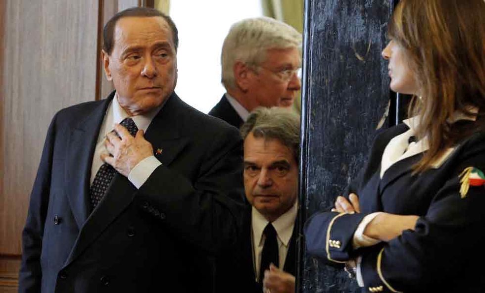 Il Cav ai servizi sociali ma Renzi si affida a Berlusconi