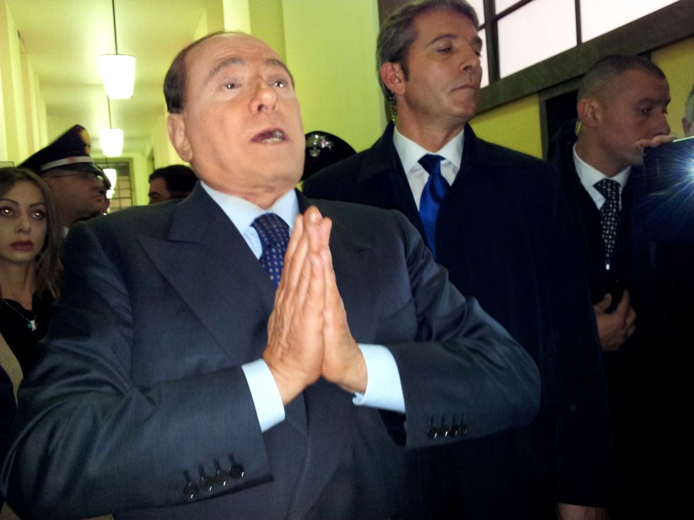I giudici condannano Berlusconi, il web sfotte