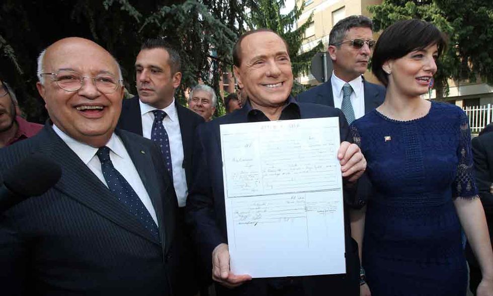 Un uomo cerca di aggredire Berlusconi a Saronno