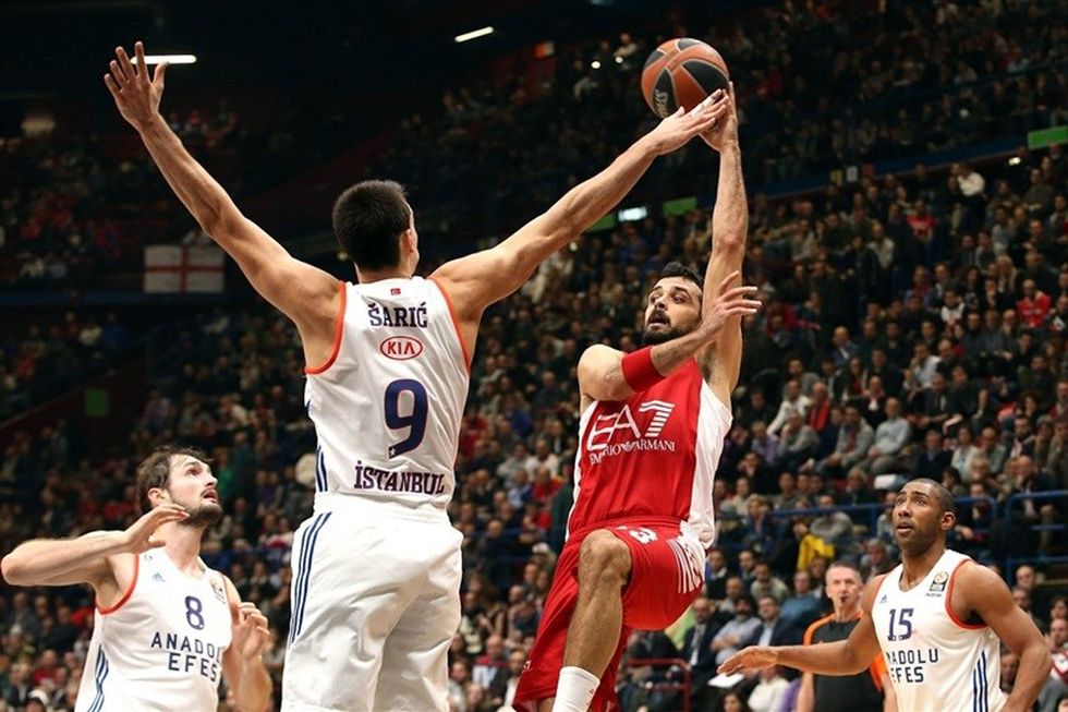 Basket: l'EA7 supera l'Efes e spera ancora nelle Top 16 di Eurolega