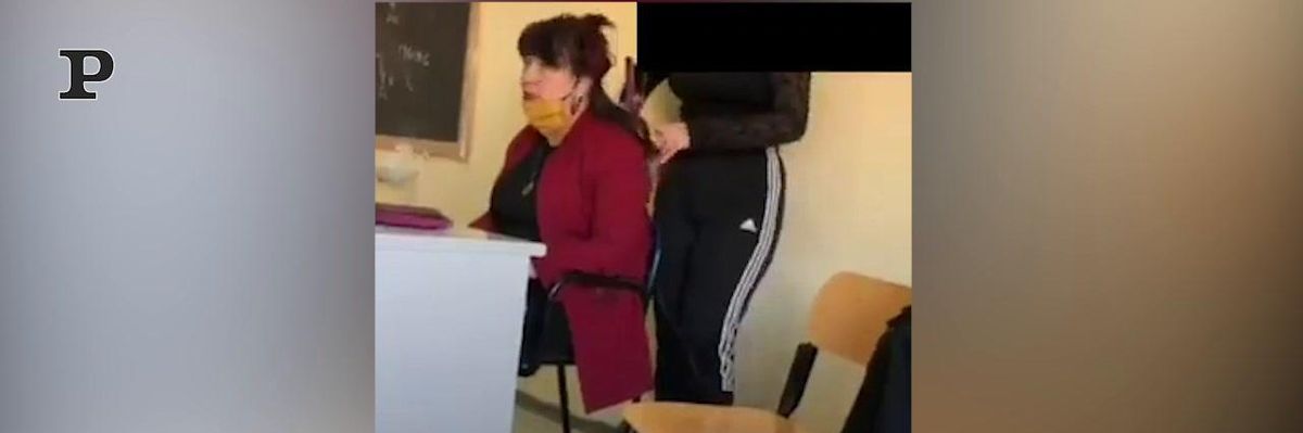 Sindaca-prof di Porto Empedocle si fa piastrare i capelli in classe da un'alunna | video