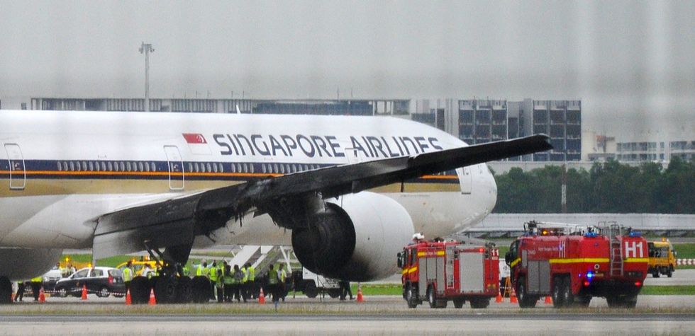 Singapore, in fiamme l'aereo diretto a Milano - Foto e video