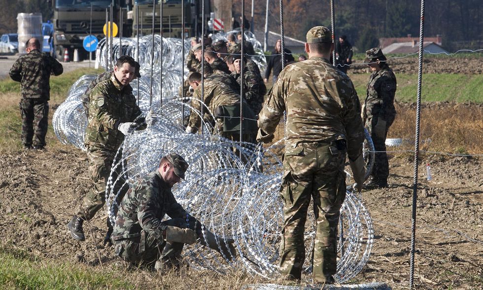 Slovenia, filo spinato al confine con la Croazia