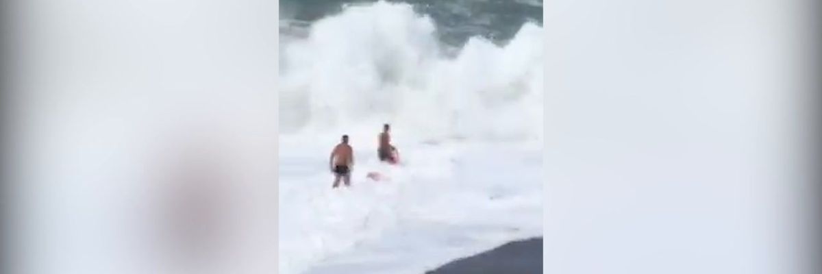 Milazzo, le onde alte più di 7 metri sormontano i soccorritori | video