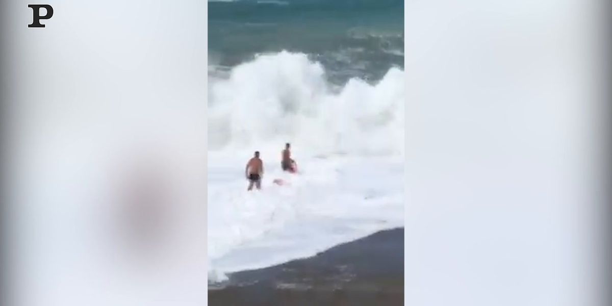 Milazzo, le onde alte più di 7 metri sormontano i soccorritori | video