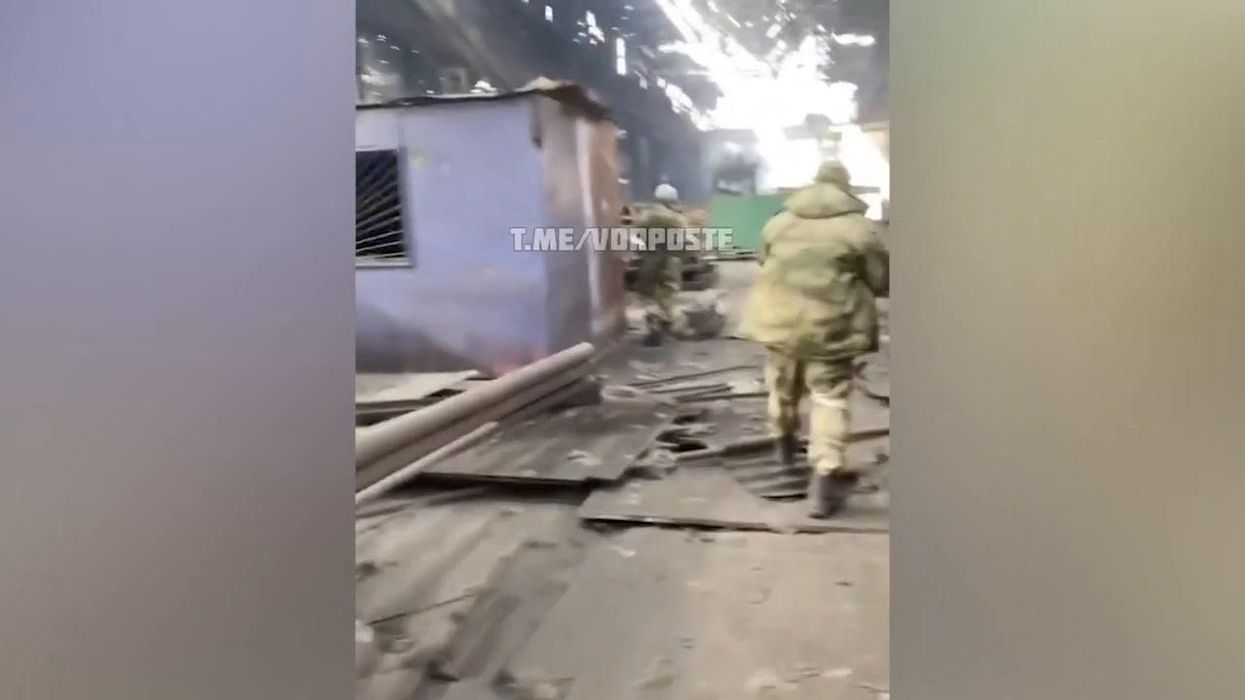 Soldati ceceni si addentrano nell'acciaieria Azovstal | Video