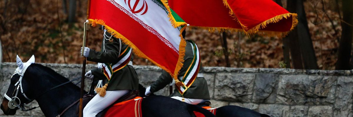 ​soldati con le bandiere iraniana e cinese.