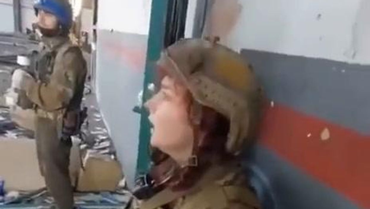 Soldati ucraini cantano nell'acciaieria Azovstal di Mariupol | video