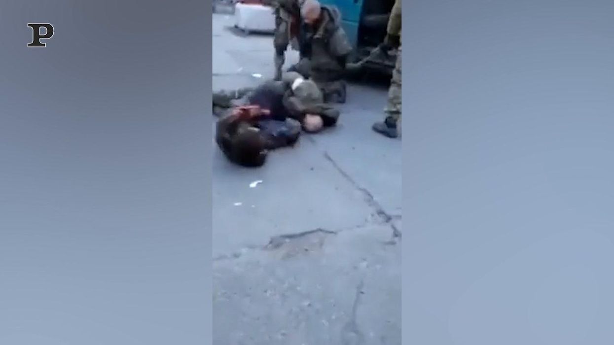 Soldati ucraini sparano alle gambe dei militari russi prigionieri | Video