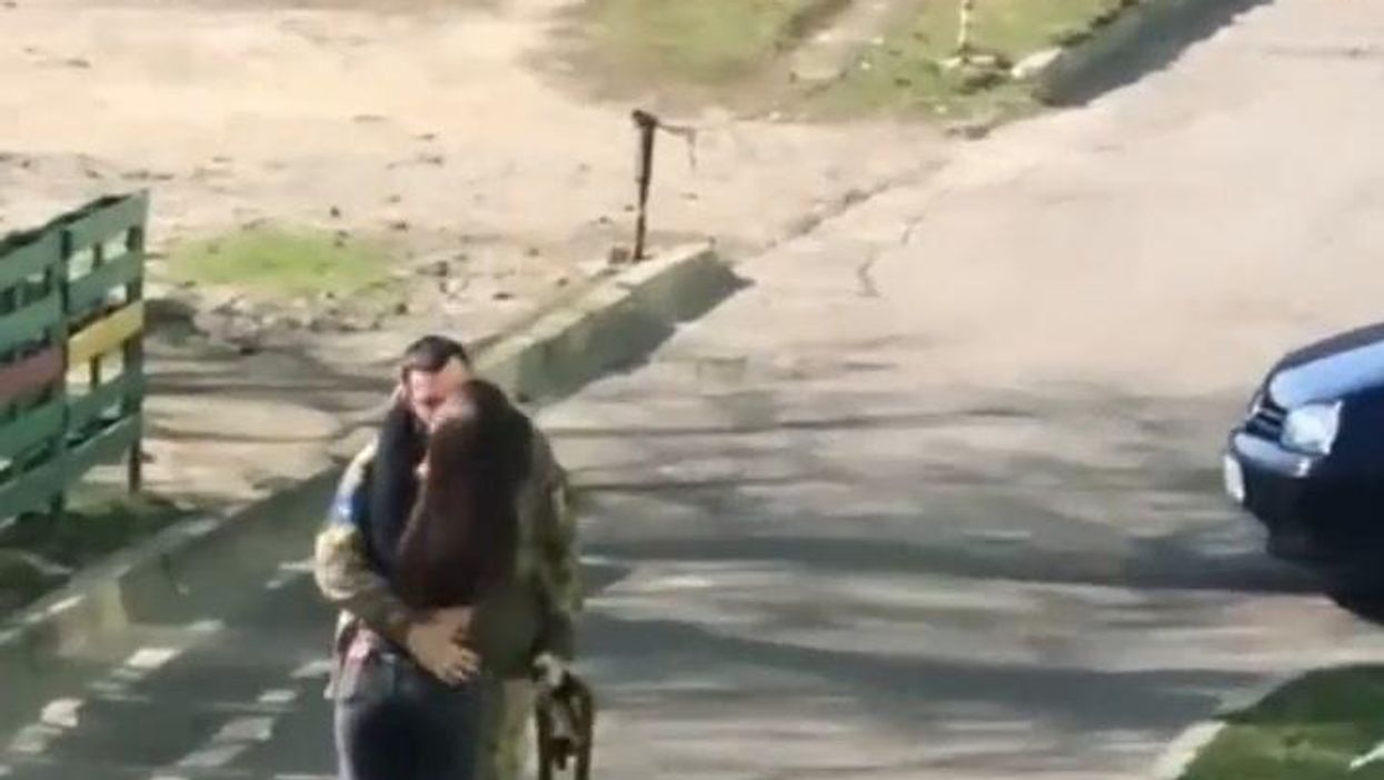 Soldato ucraino torna a casa e abbraccia la fidanzata | video